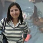 Chiara Poggi e sullo sfondo i reperti nella spazzatura