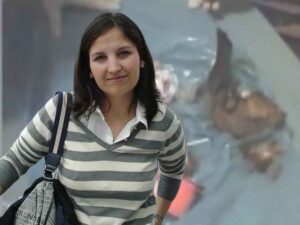 Chiara Poggi e sullo sfondo i reperti nella spazzatura