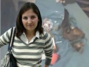 Chiara Poggi e sullo sfondo i reperti nella spazzatura