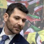Claudio Bertolotti di Ispi, sullo sfondo una manifestazione in Iran