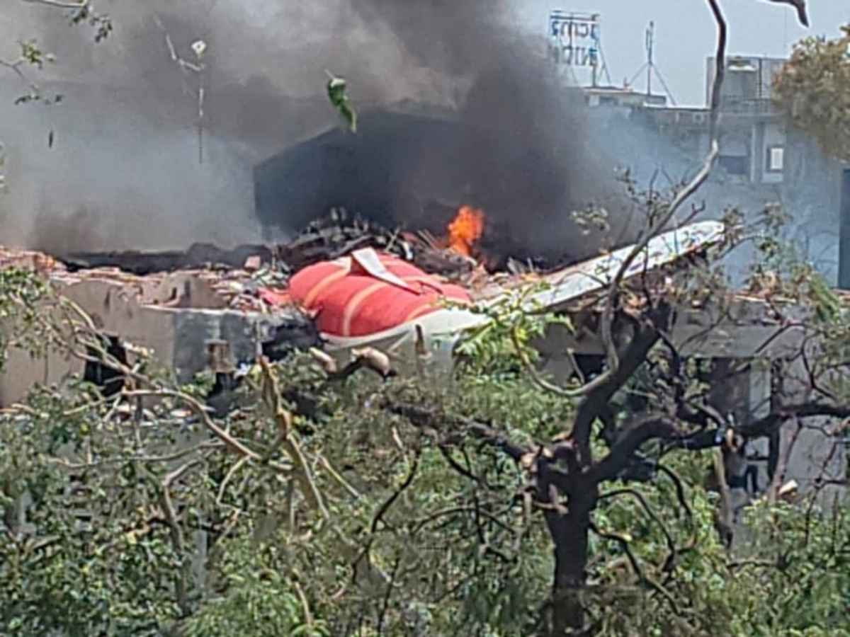 Disastro aereo in India, volo precipita con 242 persone a bordo: era diretto a Londra. Lo schianto su un’area residenziale Disastro aereo in India, volo precipita con 242 persone a bordo: era diretto a Londra. Lo schianto su un’area residenziale