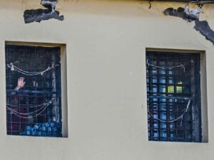Due finestre del carcere di Poggioreale, è emergenza temperature estreme