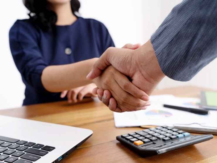 Due persone si stringono la mano dopo essersi accordate per un mutuo