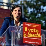 Elly Schlein durante un comizio per il referendum del 7-8 giugno 2025