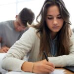 Una studentessa durante un esame