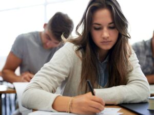 Una studentessa durante un esame