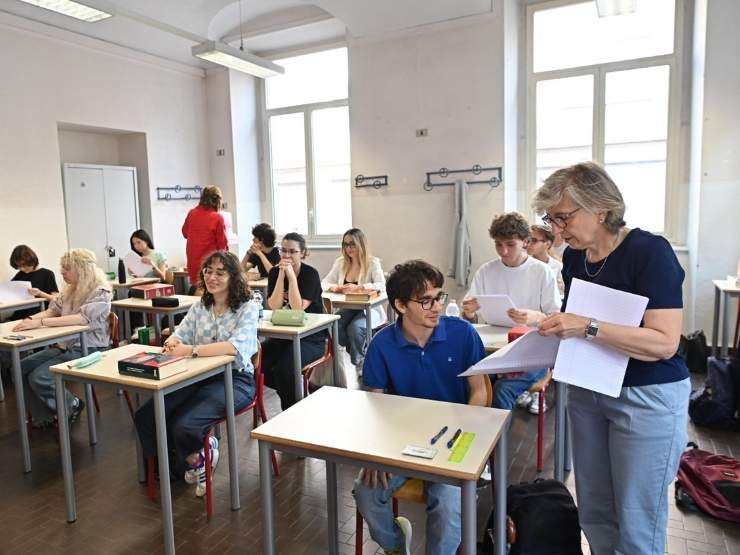 Professoressa distribuisce le tracce degli esami di Maturità (foto archivio)