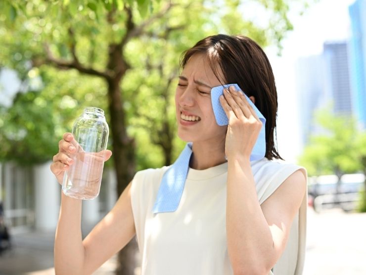 Una ragazza soffre il caldo mentre fa jogging
