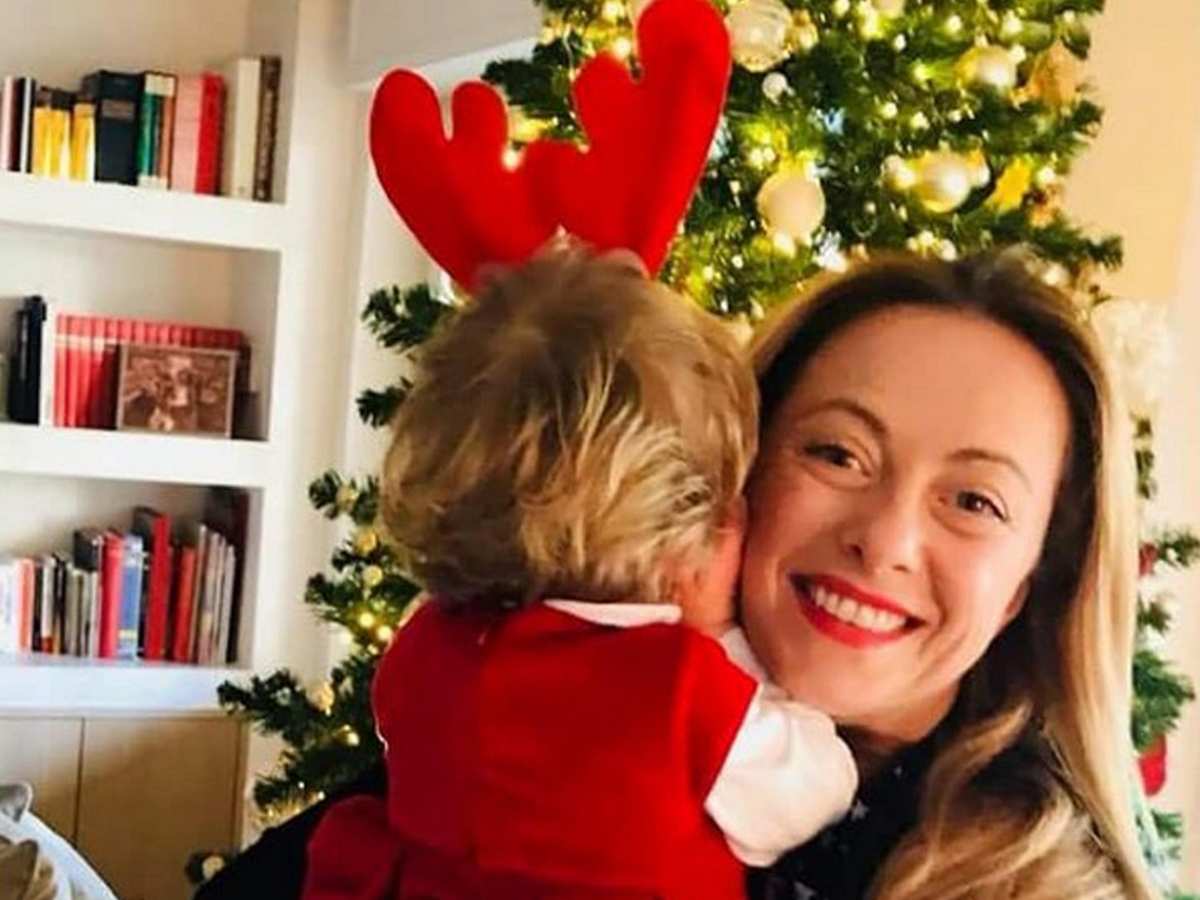 stefano addeo oggi la decisione sul prof che ha augurato alla figlia di meloni di morire come martina carbonaro tutta la storia