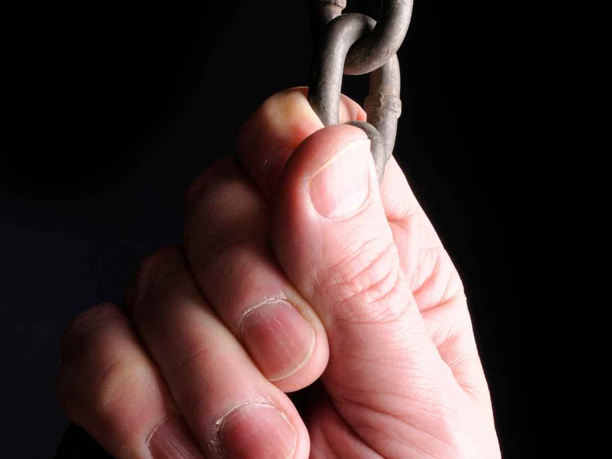 Nelle mani dei torturatori, com’è arrivato in Italia chi ha attraversato mezzo mondo: “È tutto reale, dai ricatti alle mutilazioni” Nelle mani dei torturatori, com’è arrivato in Italia chi ha attraversato mezzo mondo: “È tutto reale, dai ricatti alle mutilazioni”