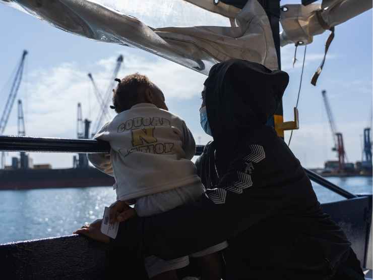 Giornata mondiale del rifugiato 2025, mamma con bambino su una nave ong