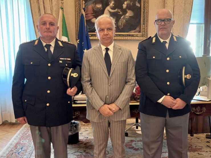 Gli agenti intervenuti dopo l'uccisione del brigadiere Carlo Legrottaglie insieme al Ministro dell'Interno Matteo Piantedosi