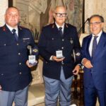 Gli agenti intervenuti dopo l'uccisione del brigadiere Carlo Legrottaglie insieme al presidente del Senato Ignazio La Russa