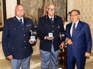 Gli agenti intervenuti dopo l'uccisione del brigadiere Carlo Legrottaglie insieme al presidente del Senato Ignazio La Russa