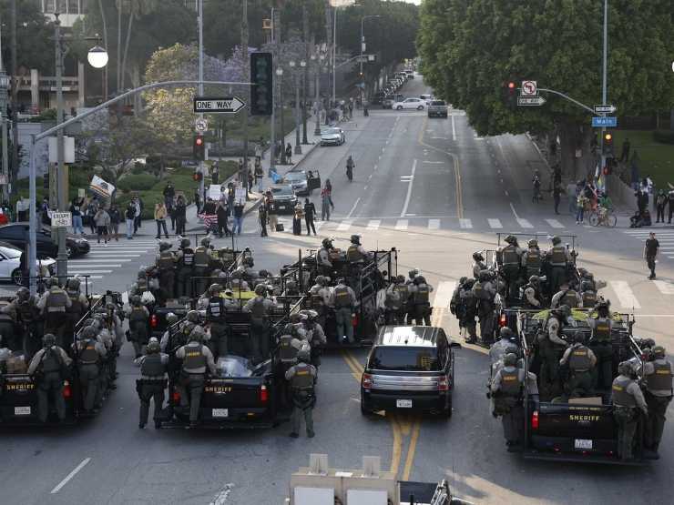 L'arrivo della Guardia Nazionale a Los Angeles per reprimere le proteste contro le politiche migratorie di Donald Trump