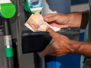 Guerra Iran-Israele, aumenta il costo della benzina