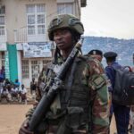 Guerra in Congo, un soldato con un'arma