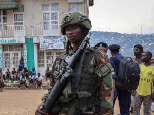 Guerra in Congo, un soldato con un'arma