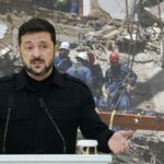Sullo sfondo, un attacco russo a Kiev, in primo piano il presidente ucraino Volodymyr Zelensky