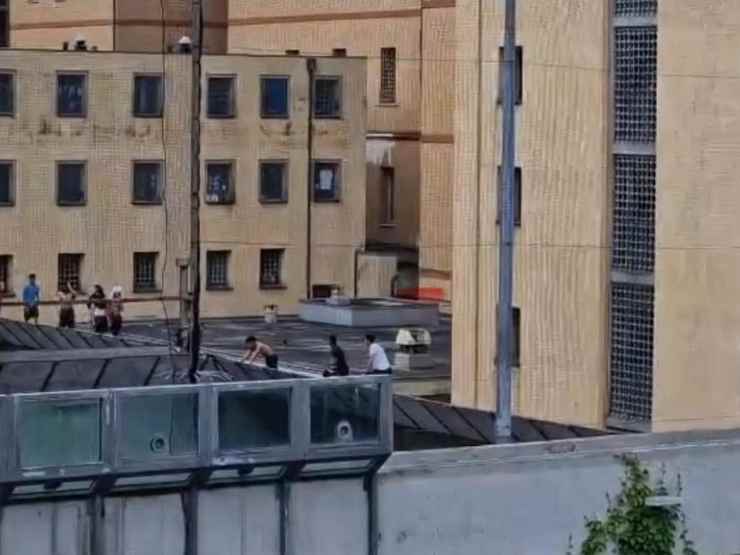 Il carcere di Marassi a Genova durante una rivolta dei detenuti