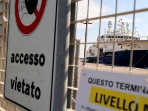Il cartello accesso vietato e la nave di Msf Geo Barents