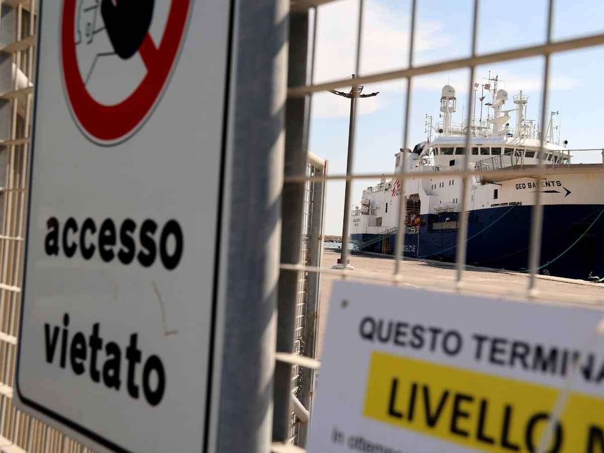 Il cartello accesso vietato e la nave di Msf Geo Barents