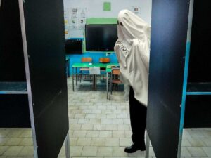 Il fantasma del referendum in un seggio elettorale, la foto sui social di Fratelli d'Italia