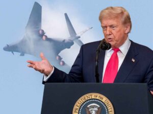 Il presidente Usa Donald TRump, sullo sfondo un bombardiere