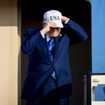 Il presidente Usa Donald Trump arriva in aereo al vertice Nato