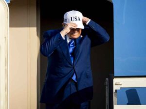 Il presidente Usa Donald Trump arriva in aereo al vertice Nato