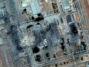 Immagine satellitare distribuita da Maxar Technologies mostra l'impianto di arricchimento nucleare di Natanz dopo i raid aerei statunitensi, a Natanz, in Iran, il 22 giugno 2025