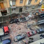 Incendio a Torino in un appartamento, detriti sulla strada