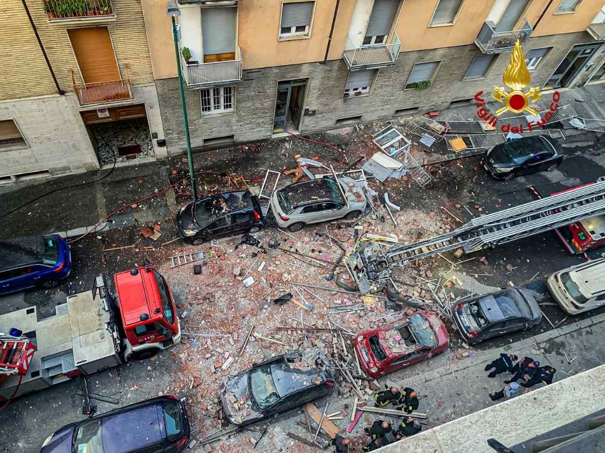 Esplosione in un appartamento a Torino, il tetto è distrutto dall’incendio, 5 feriti: la situazione Esplosione in un appartamento a Torino, il tetto è distrutto dall’incendio, 5 feriti: la situazione