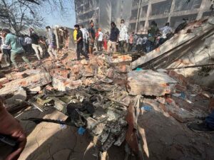 Macerie sul luogo dove si è schiantato l'aereo in India