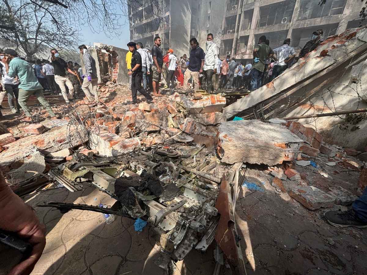 Macerie sul luogo dove si è schiantato l'aereo in India