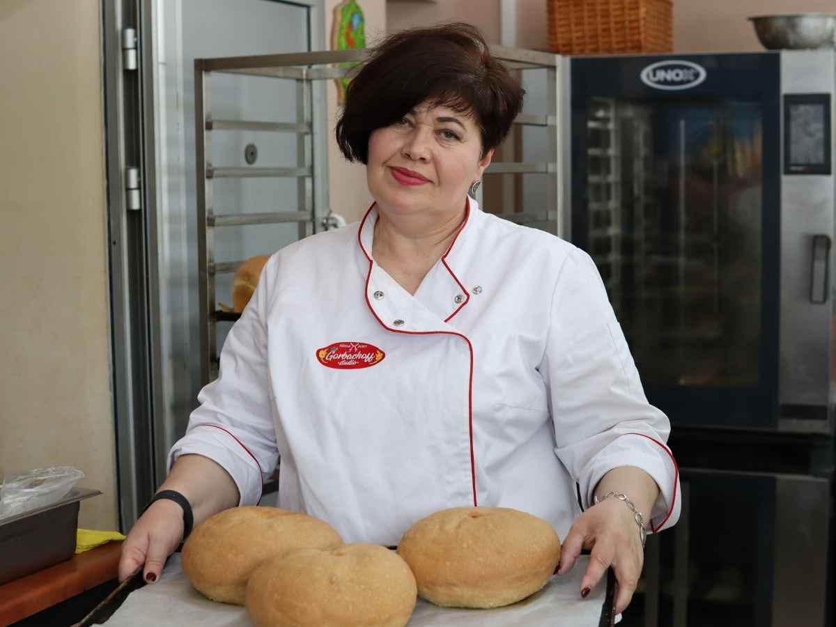 In Ucraina il panificio di Hannah sopravvive a due guerre: nel martoriato Donbas ora sforna i rotoli ai semi di papavero In Ucraina il panificio di Hannah sopravvive a due guerre: nel martoriato Donbas ora sforna i rotoli ai semi di papavero