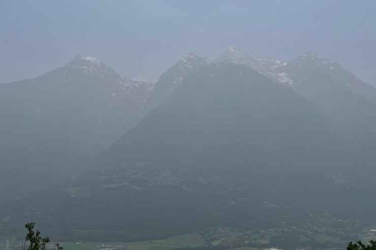 La foschia in Valle d'Aosta causata dagli incendi boschivi in Canada