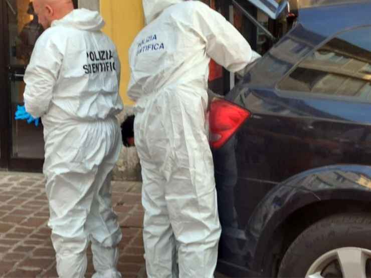 La polizia scientifica al lavoro dopo l'omicidio di Davide Gorla, ucciso a coltellate a Busto Arsizio