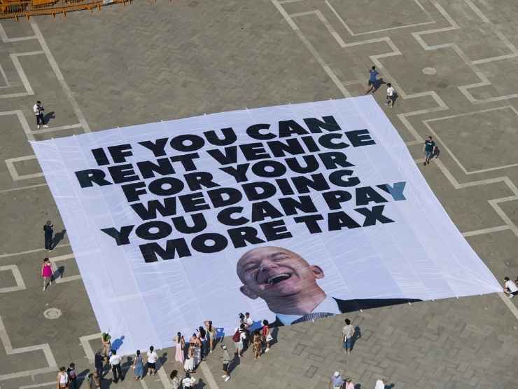 Lauren Sànchez e Jeff Bezos sposi, lo striscione di protesta per le nozze a Venezia