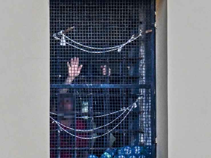 Le finestre del carcere di Poggioreale, è emergenza temperature estreme