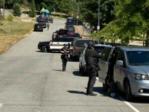 Le forze dell'ordine intervenute nell'Idaho dove un cecchino ha teso un'imboscata ad una squadra di vigili del fuoco