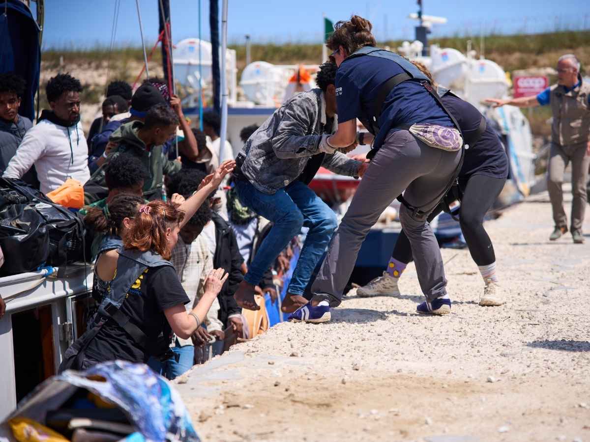 Migranti, salvati dalle onde in 112 ma il veliero Nadir è stato fermato. La ong tedesca: “Non potevamo separare le famiglie e scatenare il caos” Migranti, salvati dalle onde in 112 ma il veliero Nadir è stato fermato. La ong tedesca: “Non potevamo separare le famiglie e scatenare il caos”