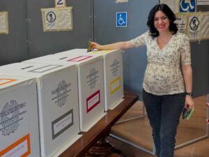 L'ex ministra dell'Istruzione Lucia Azzolina durante il voto per il referendum 8-9 giugno 2025