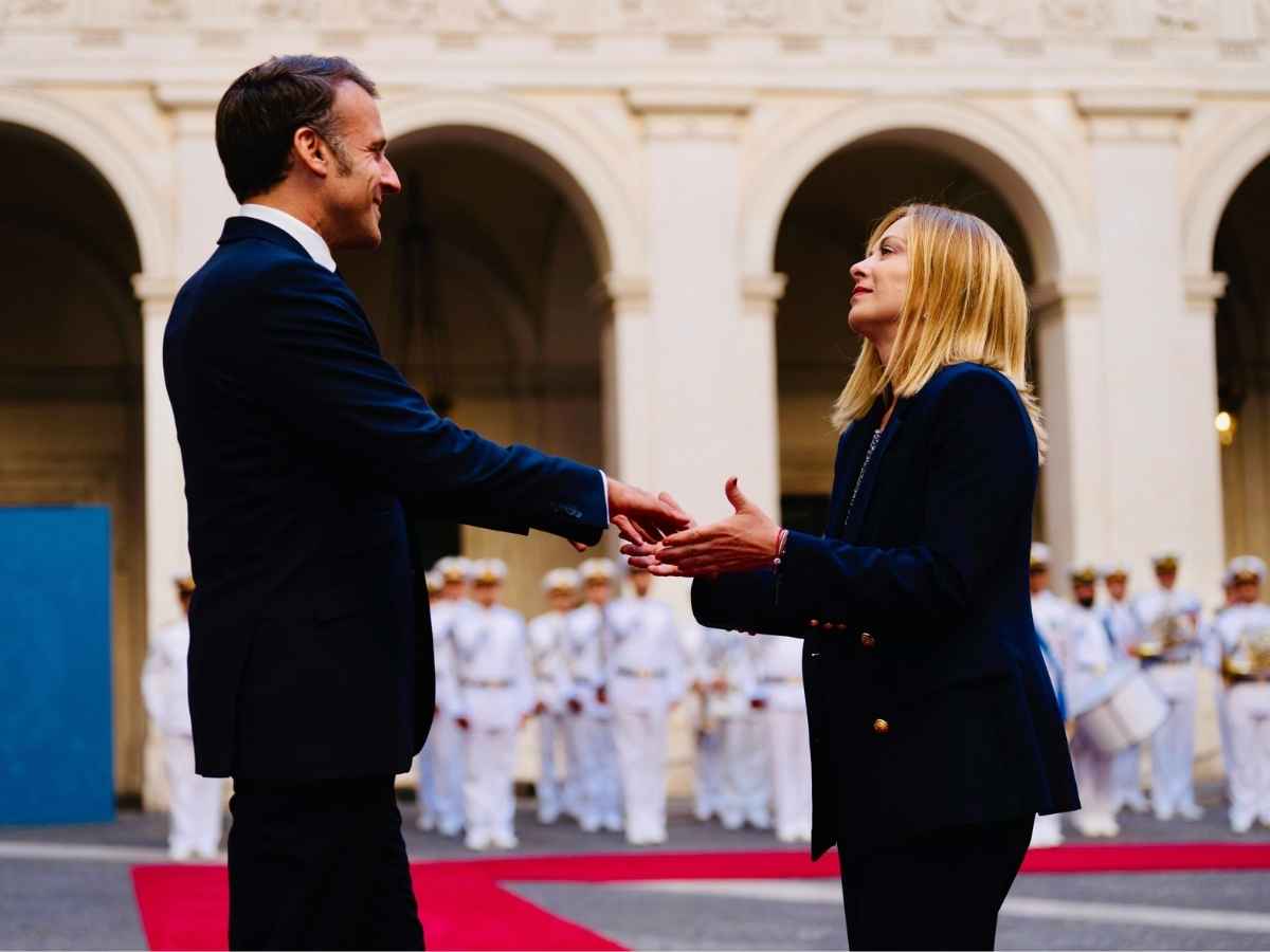 Vertice tra Giorgia Meloni e Emmanuel Macron, “pari dignità” se si vuole andare d’accordo: cosa ha detto la premier al presidente francese
