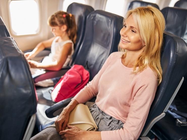Mamma e figlia viaggiano insieme in aereo