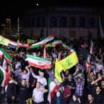 In questa foto gli iraniani festeggiano dopo un attacco in Israele