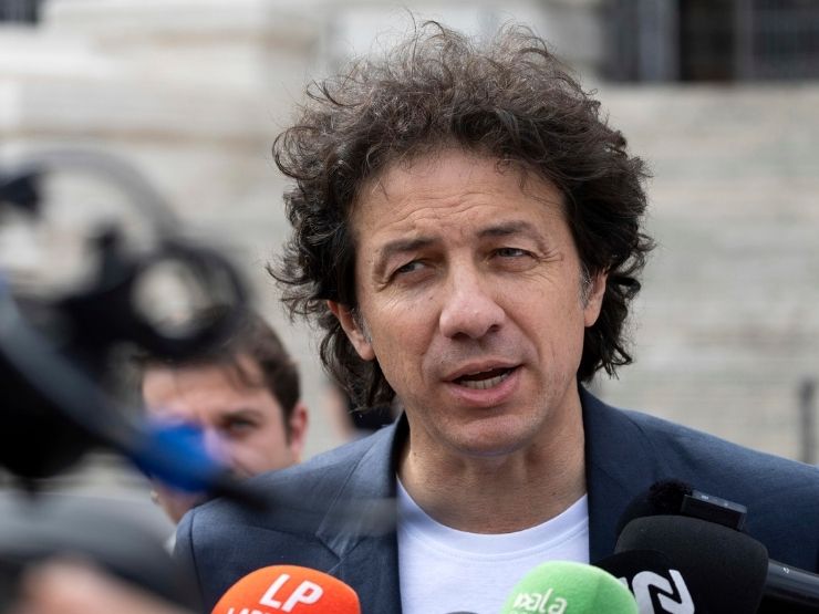 Marco Cappato parla con i giornalisti