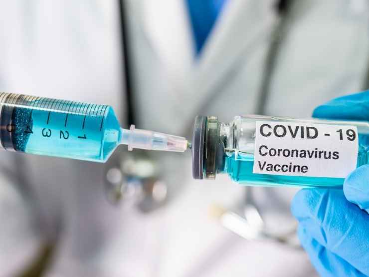 Medico che prepara un vaccino anti Covid-19