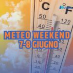 Sullo sfondo un termometro che segna temperature alte, in primo piano il meteo del weekend 7-8 giugno