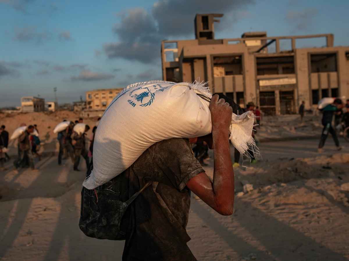 A Gaza si sta esaurendo anche l’acqua potabile nel caldo torrido: “Aperto ancora il fuoco contro chi cerca aiuto” A Gaza si sta esaurendo anche l’acqua potabile nel caldo torrido: “Aperto ancora il fuoco contro chi cerca aiuto”